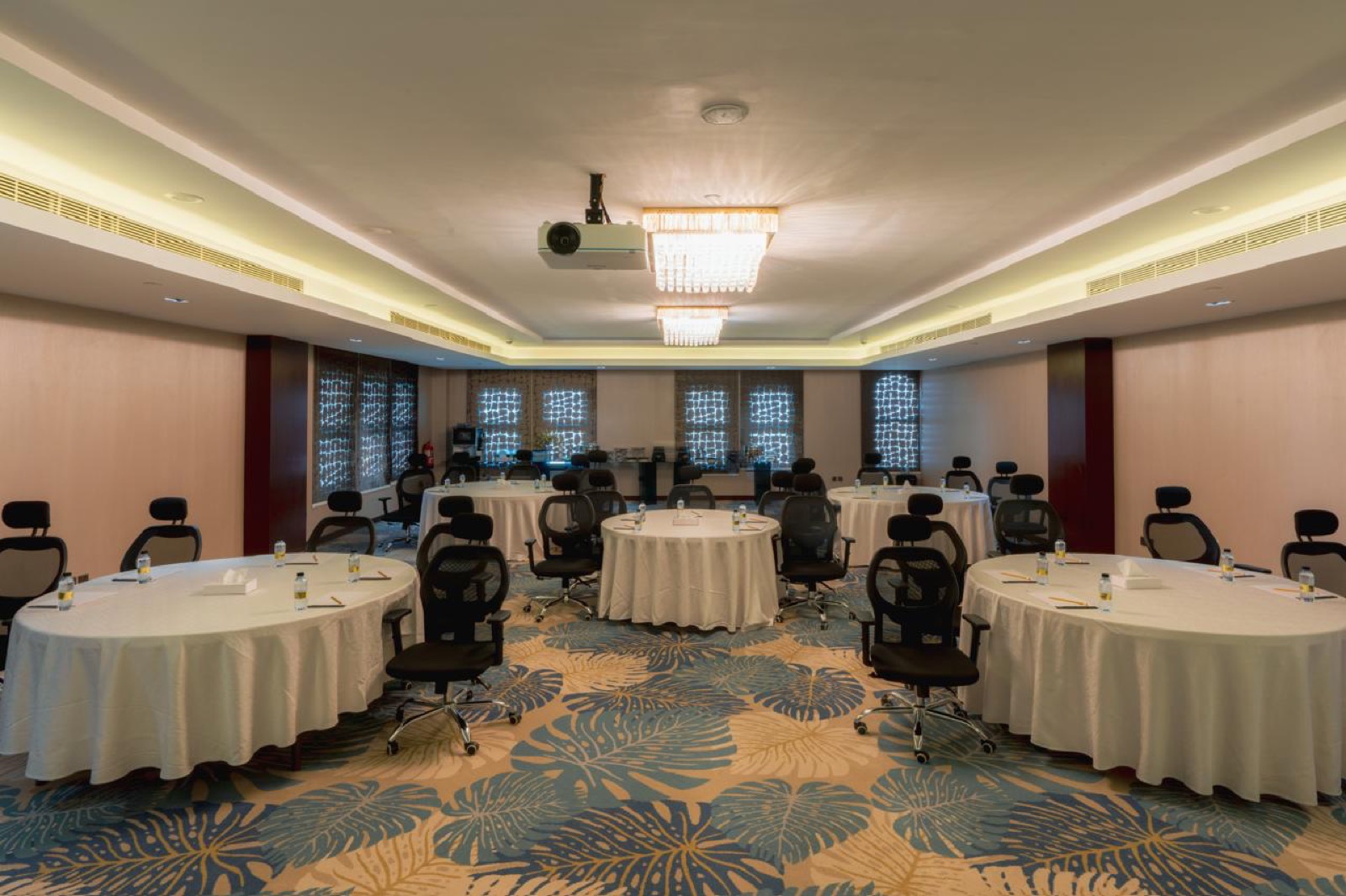 Round tables dressed in white for a cabaret-style session