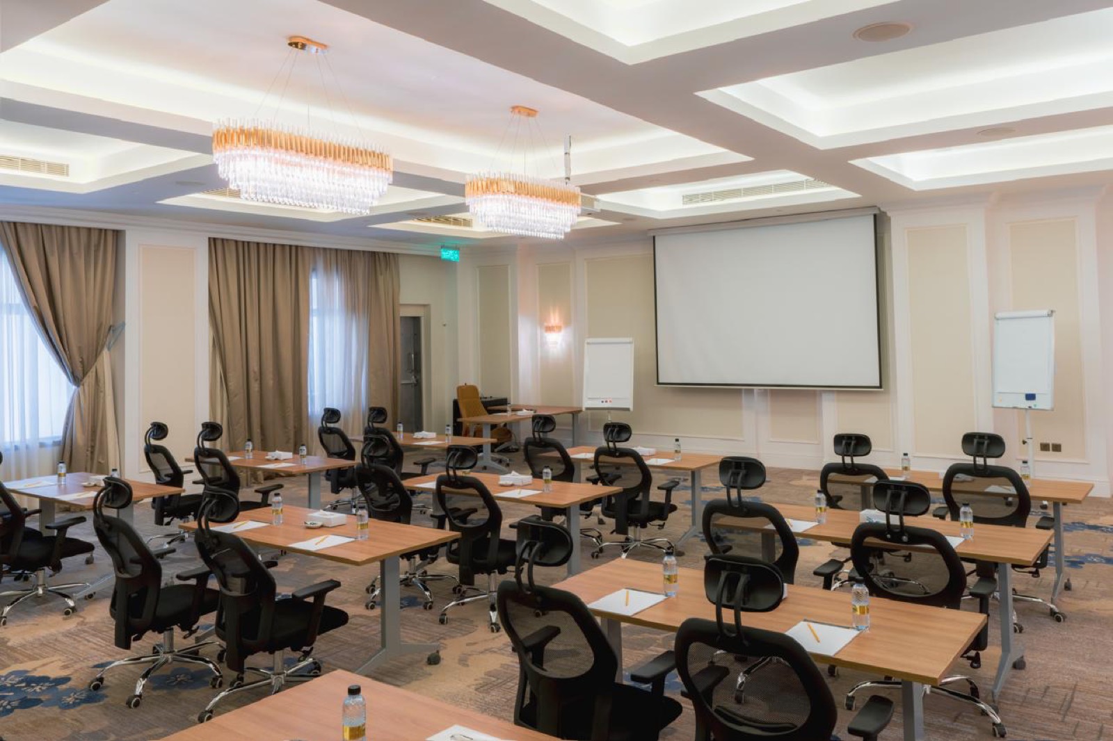 A meeting room in classroom rows facing a projection screen